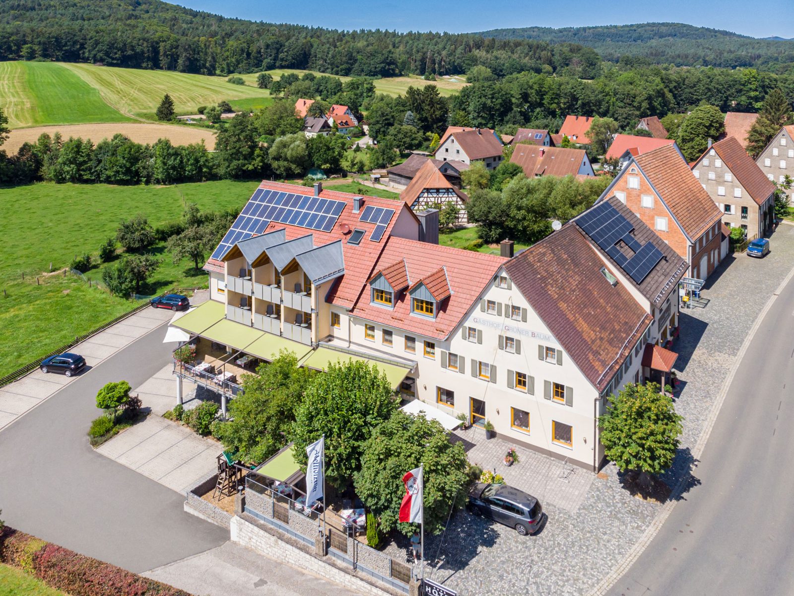 Das Landhotel Gr&uuml;ner Baum von oben, umgeben von Wiesen und Wald