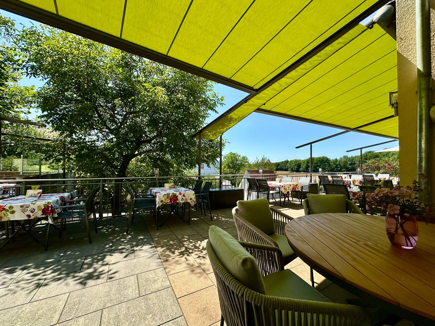 Terrasse unter Markisen mit Blick ins Gr&uuml;ne